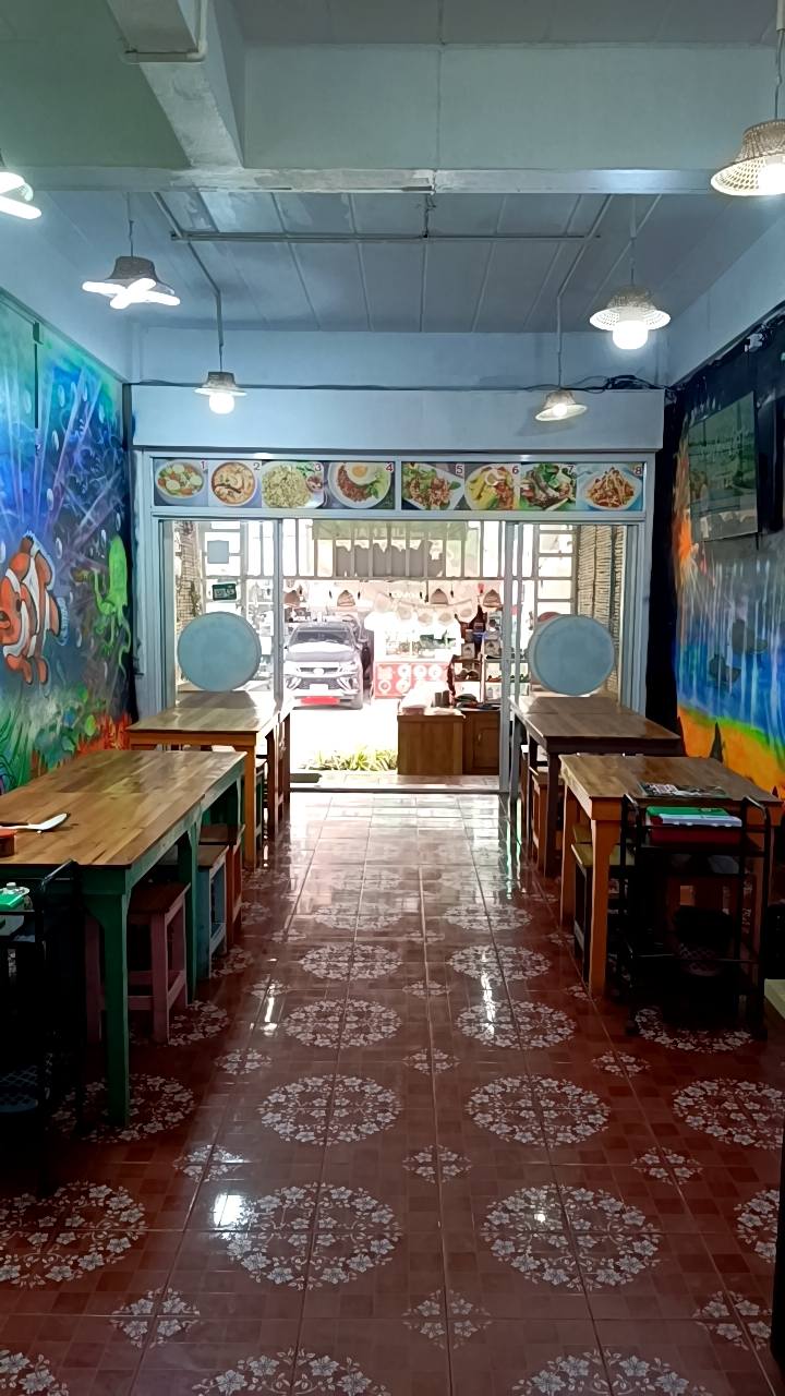 Somtam Tid Zaeb dining area looking toward the street
